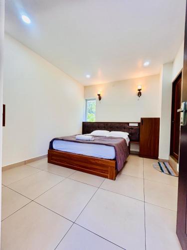 苏丹巴特利Wild Bliss的房间里有一张大床的卧室