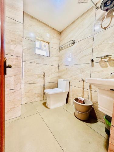 苏丹巴特利Wild Bliss的带淋浴、马桶和水槽的浴室