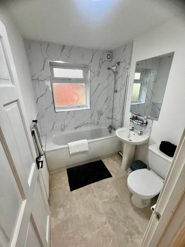 ウォラシーにあるModern House on the Merseyの浴槽、トイレ、洗面台を備えたバスルーム