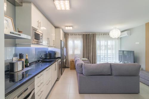 SUN APARTMENT - 3 bedrooms, priv parking, pool, AC, tv channels, fibre net