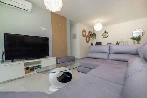 SUN APARTMENT - 3 bedrooms, priv parking, pool, AC, tv channels, fibre net