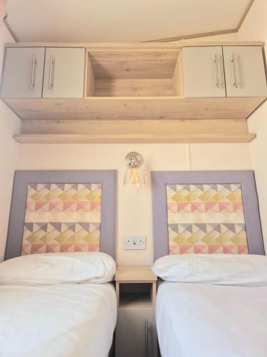 two beds sitting next to each other in a room at ABI Beverley - Dog friendly, Family friendly Whitstable in Seasalter
