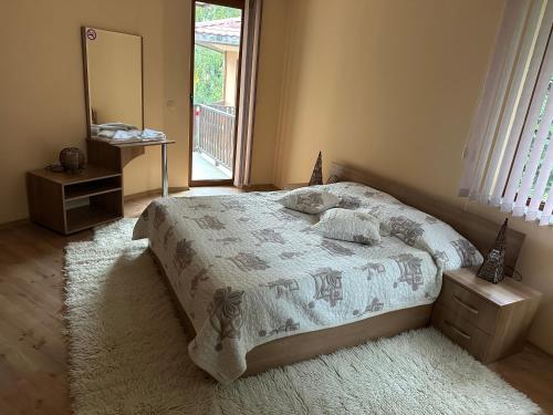 Postel nebo postele na pokoji v ubytování Родопска къща