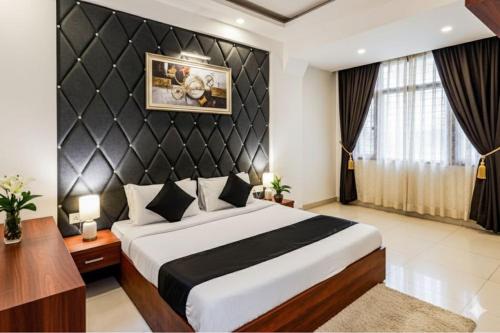 Postel nebo postele na pokoji v ubytování Worldwide Suites Near IGI Airport