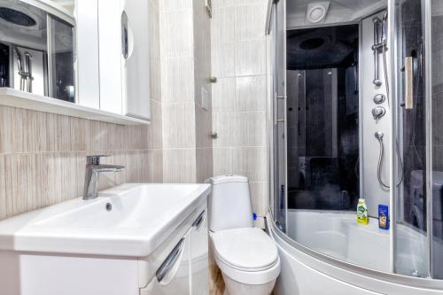 Koupelna v ubytování Комфортная однокомнатная квартира возле Астана Вижн и КазГЮУ
