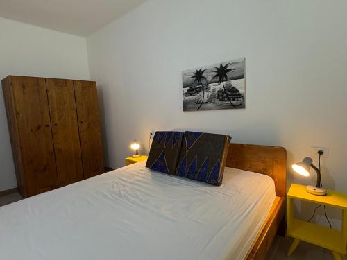 een slaapkamer met een bed met een witte sprei bij Sal Princess in Santa Maria