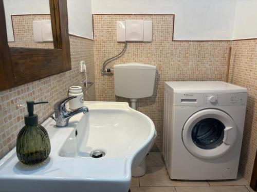 een badkamer met wastafel en wasmachine bij Sal Princess in Santa Maria