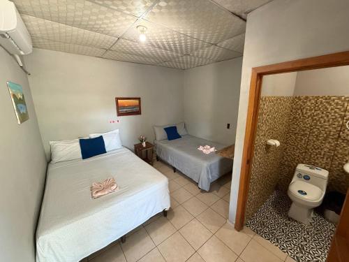 Ένα ή περισσότερα κρεβάτια σε δωμάτιο στο Hostal Los Tarros Metalio