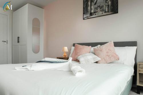 リバプールにあるOriel Nubian wallsのベッドルーム(ピンクの枕が付いた白いベッド付)