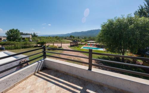 balcone con recinzione e piscina di Cabañas La Morenita a Bialet Massé