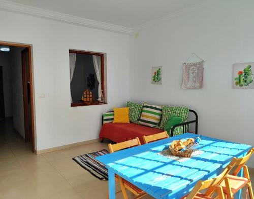 una sala de estar con una mesa y un sofá en Riegos de Lino, en Barlovento