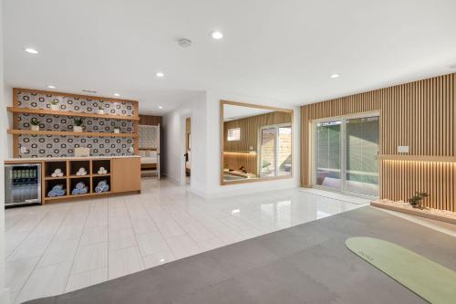 ダラスにあるEllum Houseの陶器の壁がある空っぽのリビングルーム