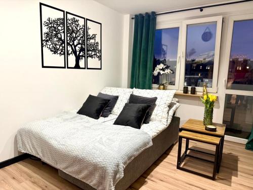 un soggiorno con un letto e un tavolo di Nowoczesne, jasne, trzypokojowe mieszkanie-pełne wyposażenie, Wi-fi, parking a Szczecinek