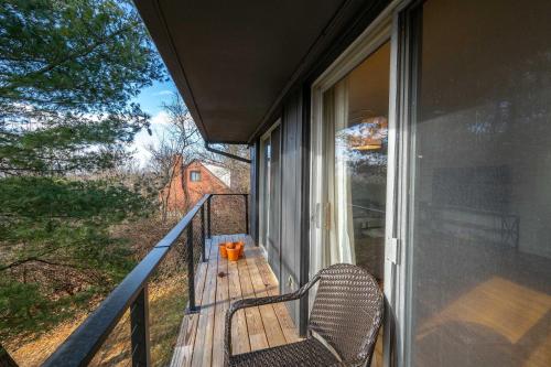 Balkoni atau teres di Top Notch City Escape A Fusion of Rest and Fun