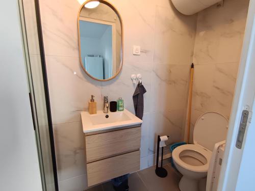 a bathroom with a sink and a toilet at Studio cosy tout équipé, idéal in Chilly-Mazarin