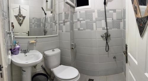 une salle de bain blanche avec toilettes et lavabo dans l'établissement شقة تافوكة الصويرة, à Essaouira