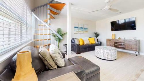 ポートイザベルにあるCozy Waterfront with Deckのソファとテレビのあるリビングルーム