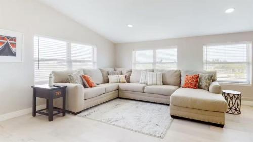 Posezení v ubytování Cozy Waterfront with Deck