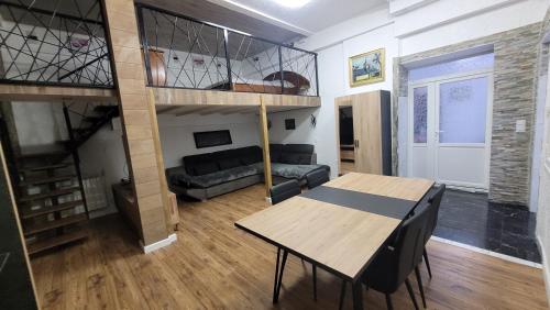 TV in/ali zabaviščno središče v nastanitvi Duplex KeLi