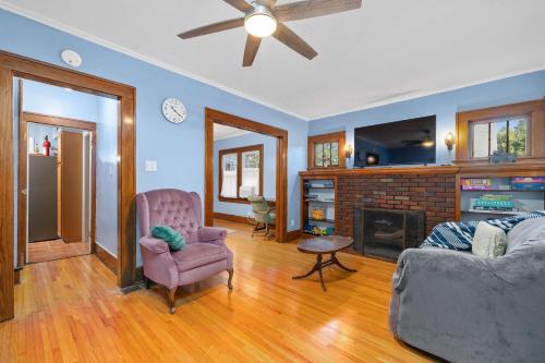 Historic 2 Bdr across from Lakeside Park في فورت واين: غرفة معيشة مع أريكة ومدفأة