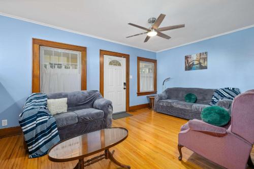 Χώρος καθιστικού στο Historic 2 Bdr across from Lakeside Park
