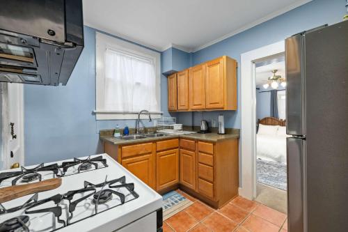 Kuchyň nebo kuchyňský kout v ubytování Historic 2 Bdr across from Lakeside Park