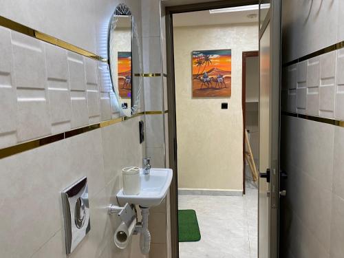 une salle de bain avec un lavabo et un miroir dans l'établissement Sunset house, à Taghazout
