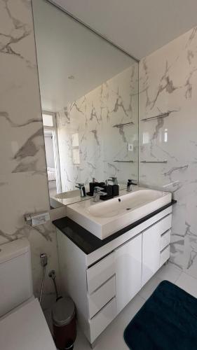 Riverside Luxe 1BR Retreat in Expo