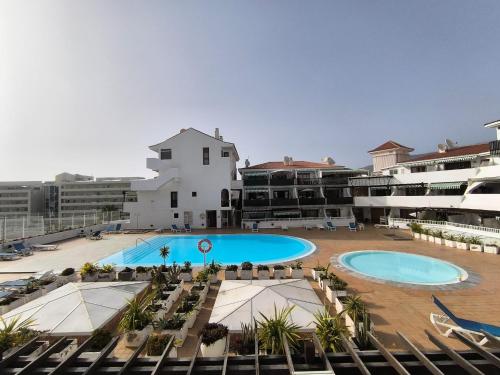 Una vista aérea de un complejo de apartamentos con dos piscinas. en Parque Royal 1 Apartamento Costa Adeje, en Adeje
