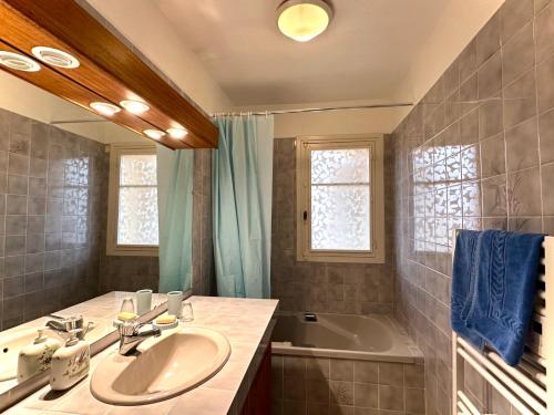 CassagneにあるGîte les Foysの洗面台と浴槽のあるバスルーム