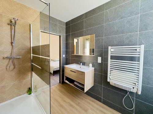 Un baño con ducha, lavabo y bañera. en Le Simplicity, en Cognac