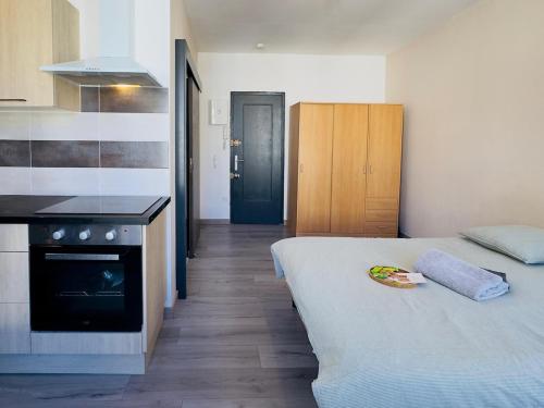 Un dormitorio con una cama grande y una cocina. en Le Simplicity, en Cognac