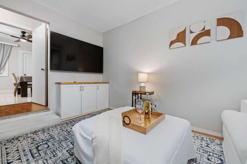 TV a/nebo společenská místnost v ubytování Vintage West Central Apt Walkable Free Parking!