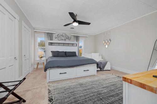 Postel nebo postele na pokoji v ubytování Vintage West Central Apt Walkable Free Parking!