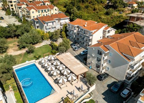 ヘルツェグ・ノヴィにあるSun Village Aparthotelのスイミングプール付きのアパートメント複合施設の空中ビュー