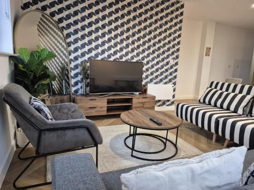 Χώρος καθιστικού στο Serene- Stunning Two Bedroom 2 washroom, Spacious, dual aspect lounge, Jwellery Quarter, Birmingham City Centre