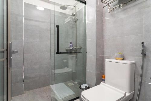 een badkamer met een glazen douche met toilet bij Gatundu Heights in Nairobi