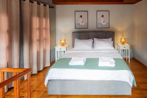 Postel nebo postele na pokoji v ubytování Sky House in Old Town Xanthi 2BR - Meno Homes 9