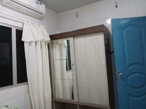 a room with a door and a mirror and a window at House in Belém, 2 bedrooms - COP 30 in Belém