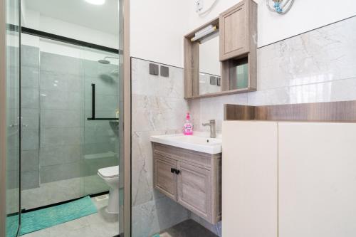 een badkamer met douche, wastafel en toilet bij Gatundu Heights in Nairobi