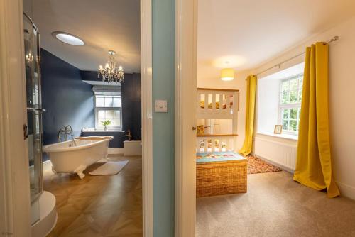 un baño con bañera y lavabo en Isgoed, en Talsarnau
