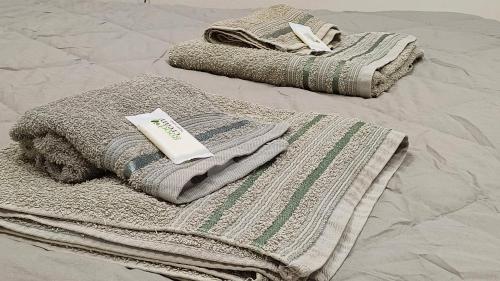a couple of towels sitting on top of a bed at Departamento Oberá-1 in Oberá