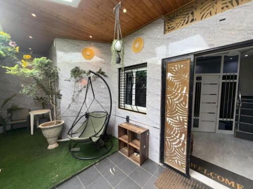 a patio with a chair and a swing at Twi M Résidence in Thies
