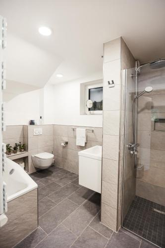 ein Badezimmer mit Badewanne, Toilette und Waschbecken in der Unterkunft Apartment Morgentau, mit Aussicht in Wieda & großzügigen Garten in Walkenried