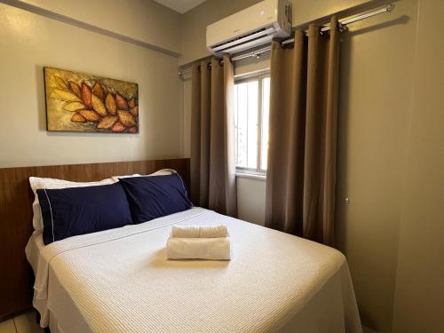 a bedroom with a bed with a towel on it at Conforto & Estilo - Shows - Turismo - Negocios by Capta Stays in Belém
