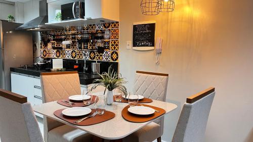a dining room with a white table and chairs at Conforto & Estilo - Shows - Turismo - Negocios by Capta Stays in Belém