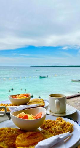 stół z talerzami z jedzeniem i kawą na plaży w obiekcie PARAIiSO FRENTE AL MAR w mieście Playa Blanca