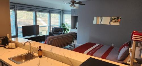 ケイティーにあるStudio Apartment in Katyのベッドのある寝室とシンクのあるキッチン