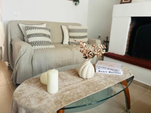 Oropos Cozy Houseにあるベッド