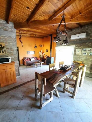 Una sala de estar con una mesa de madera y un sofá. en Complejo AIKA - Balneario Marisol - Oriente, en Balneario Oriente